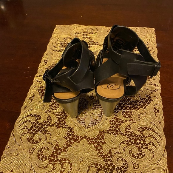 Black straps Detail Heels - Picture 2 of 5